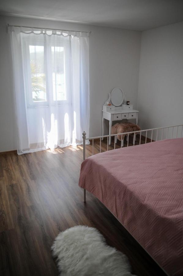 Apartman Gulliver In The Center, 10 Meters From The Sea With Private Parking In Natural Shade Rabac Buitenkant foto