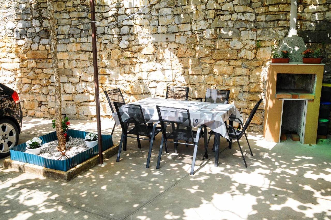 Apartman Gulliver In The Center, 10 Meters From The Sea With Private Parking In Natural Shade Rabac Buitenkant foto