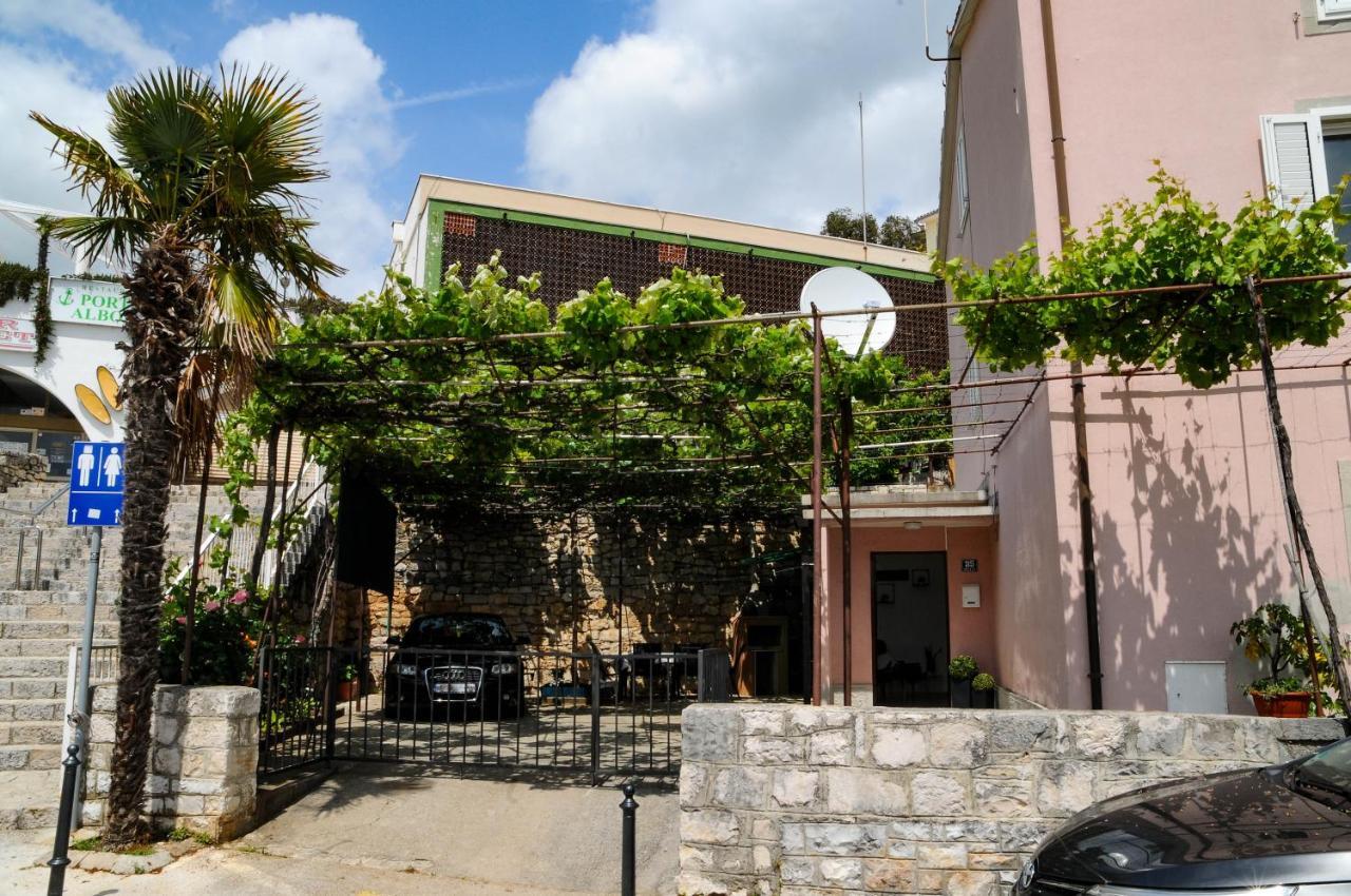 Apartman Gulliver In The Center, 10 Meters From The Sea With Private Parking In Natural Shade Rabac Buitenkant foto